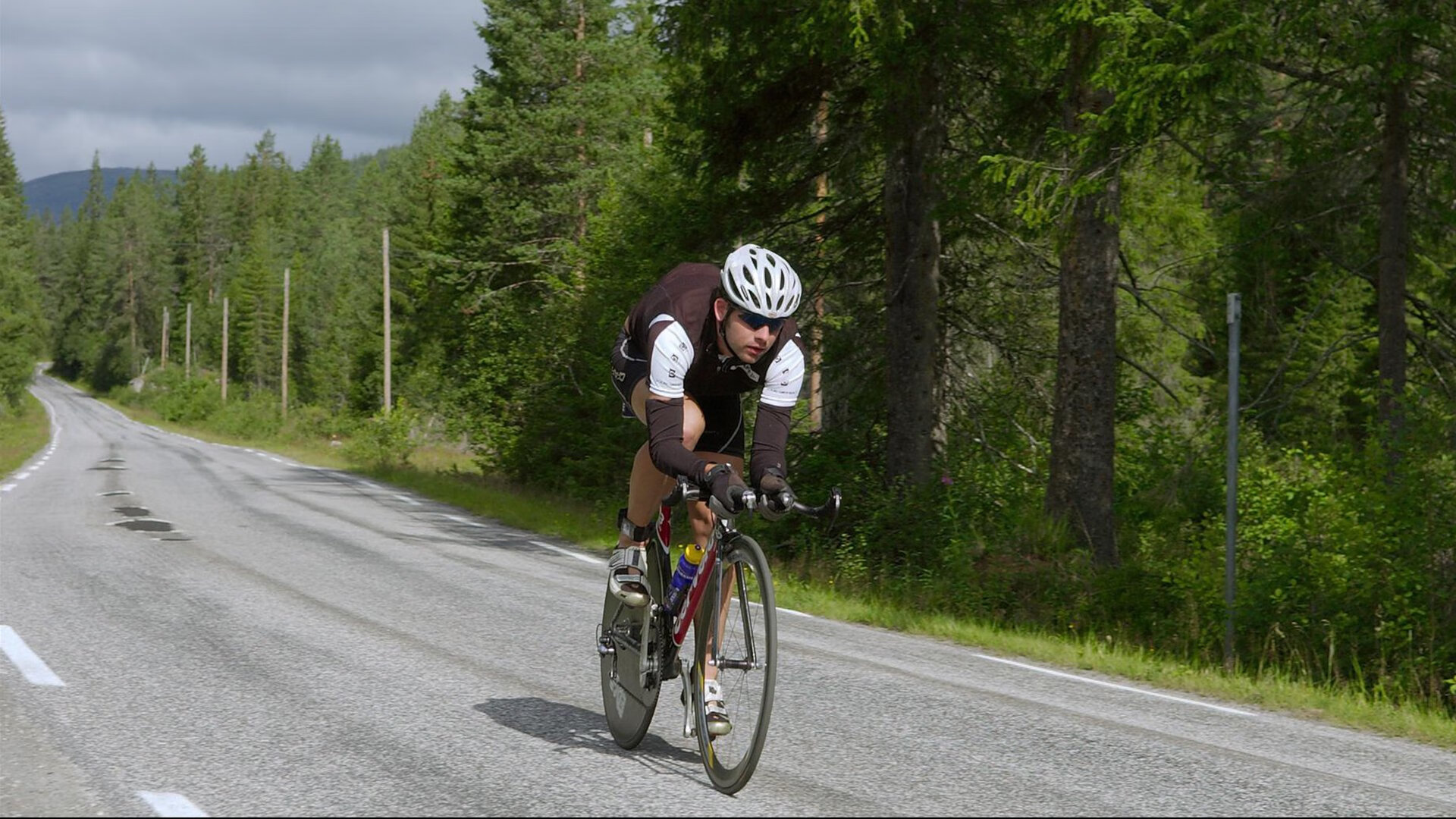 “无限可能，2025电竞舞台引爆年轻力量！”